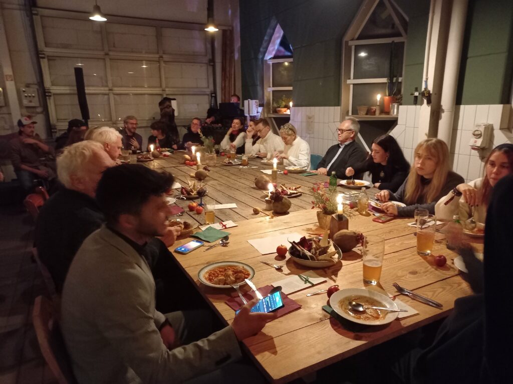 Gemeinsames Essen im Café Direktannahme