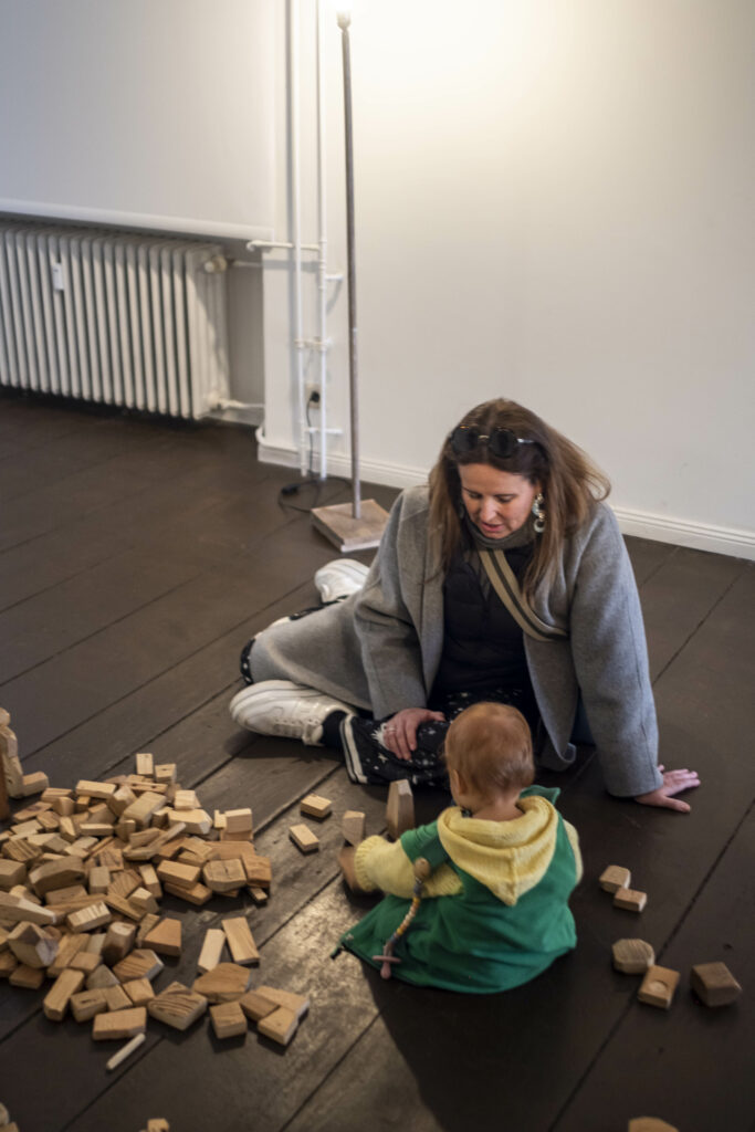 Gerl Stiftungs Vorstandsmitglied Isabelle von Stechow - mit jüngstem Besucher