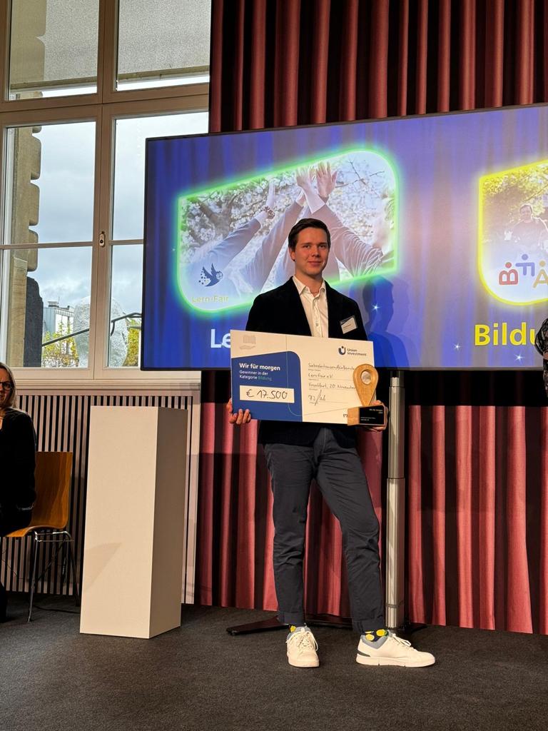 C. Reiners von Lern-Fair nimmt den Preis entgegen
