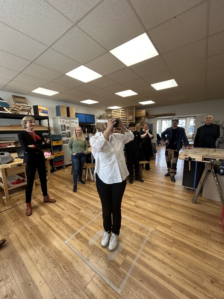 Gabi Weber in der Lernwerkstatt