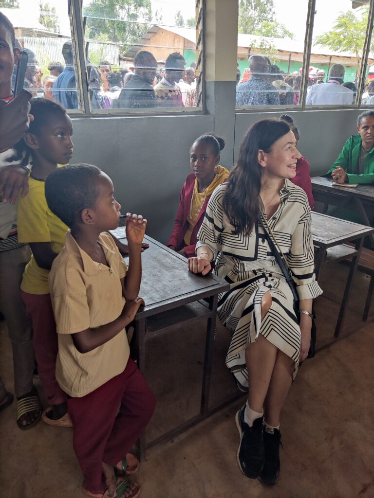 Annette Ochs mit Schulkindern