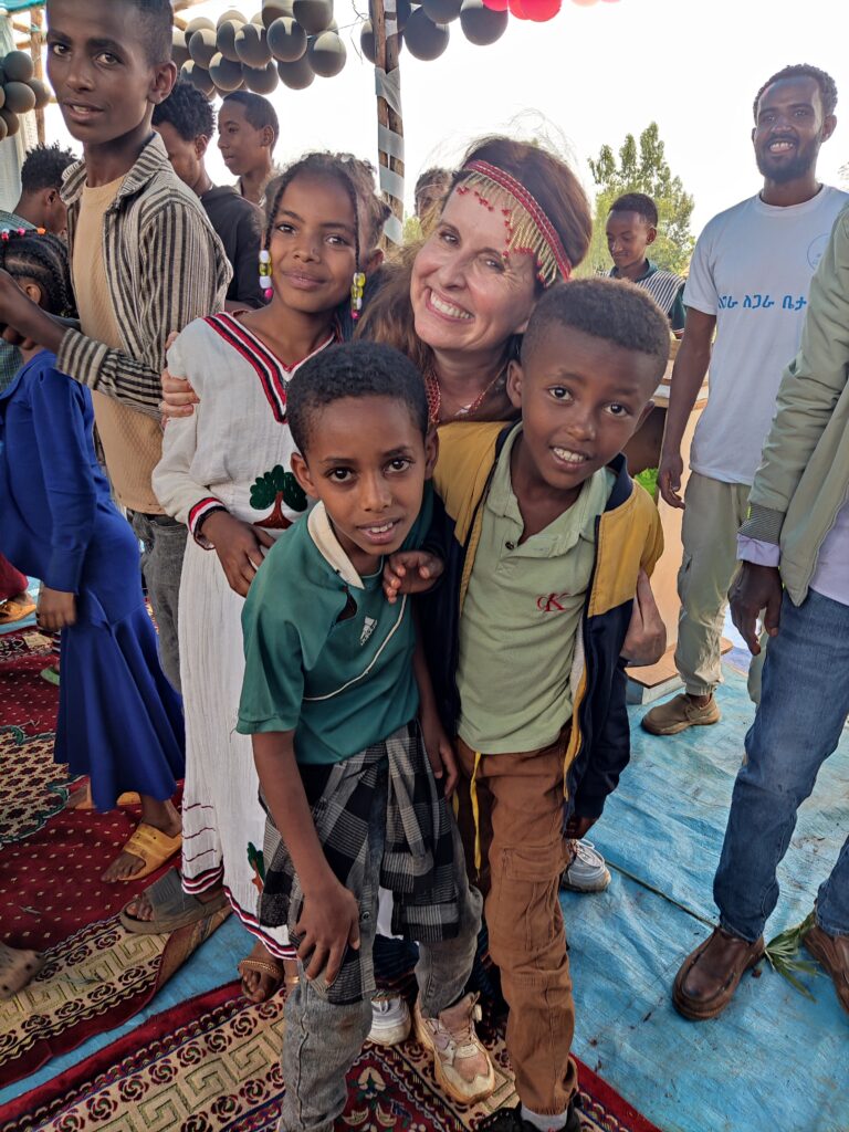 Isabelle von Stechow mit Schulkindern
